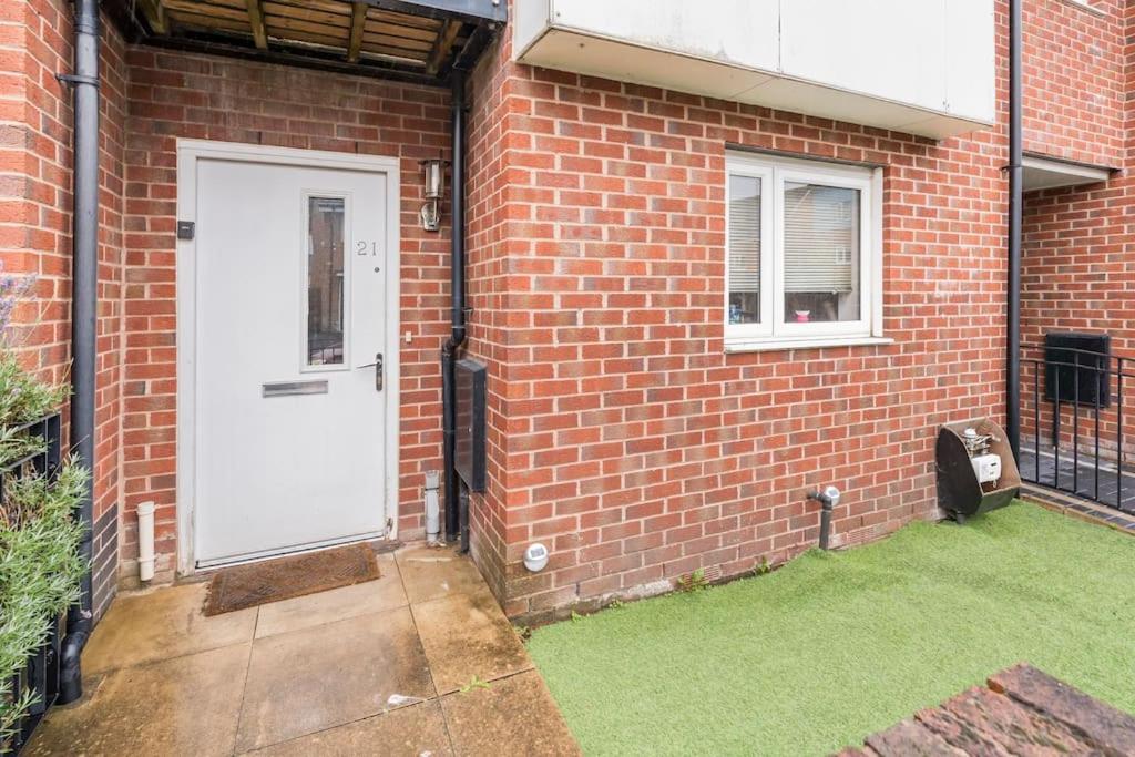 En-Suit Room With Free Dedicated Parking Manchester Exterior photo